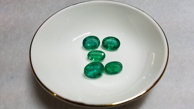 smeraldi pietre sciolte ovali.jpg