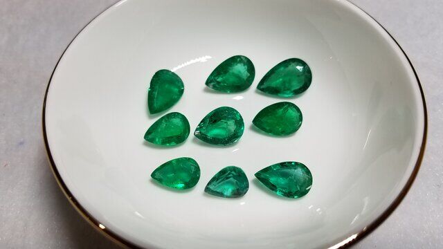 smeraldi pietre sciolte taglio goccia.jpg