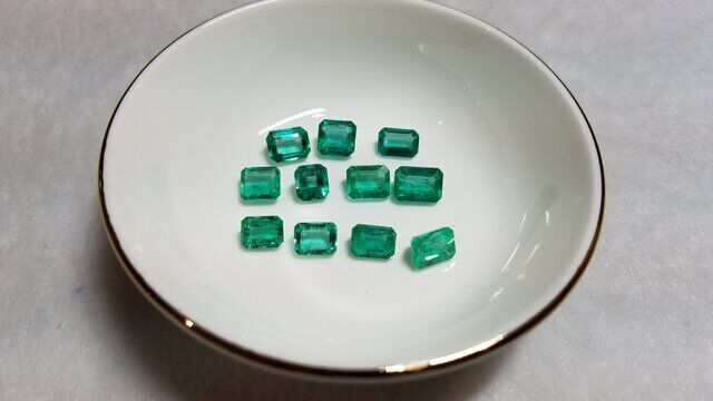 smeraldi pietre sciolte taglio smeraldo (1).jpg