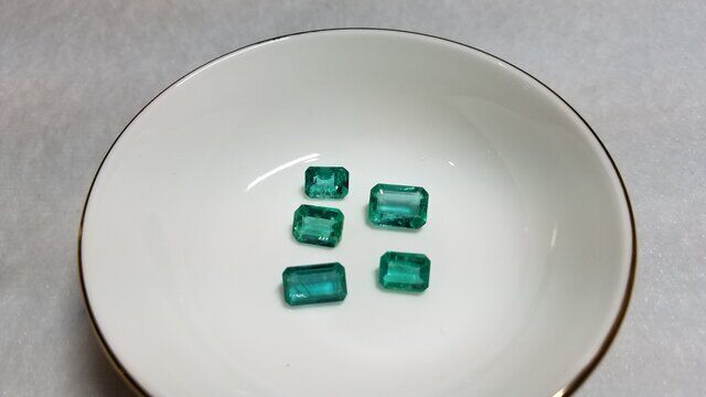 smeraldi pietre sciolte taglio smeraldo (2).jpg